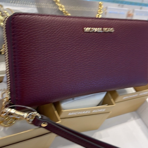 MICHAEL KORS
Leather Continental Wristlet Phone Case Wallet 
Oxblood 
NWT 
M - Picture 2 of 16
